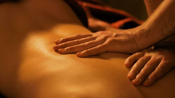 Massaggiatore mani facendo massaggio alla schiena nel centro benessere
 - Foto, immagini