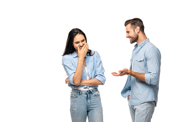 man en jonge vrouw lachen en praten geïsoleerd op wit - Foto, afbeelding