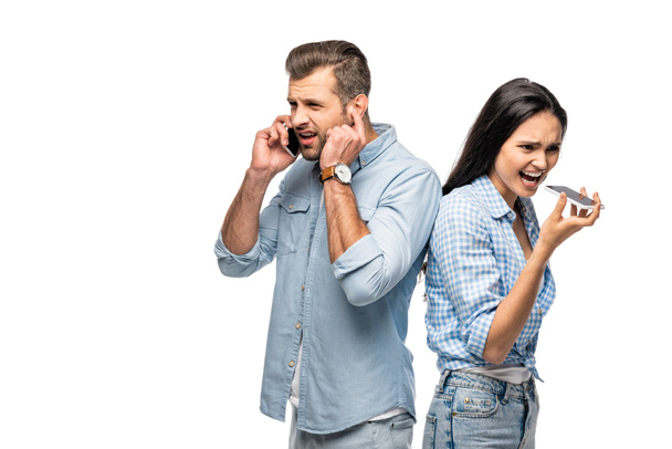 muž a mladá žena mají špatný signál při mluvení na telefony na telefonu izolované na bílém - Fotografie, Obrázek
