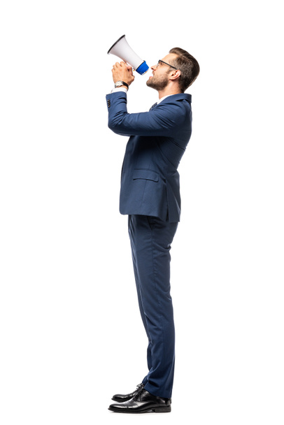 guapo hombre de negocios en traje gritando en boquilla aislado en blanco
 - Foto, Imagen