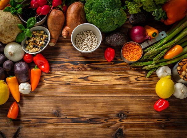 Ассортимент свежих овощей на деревянном фоне
 - Фото, изображение