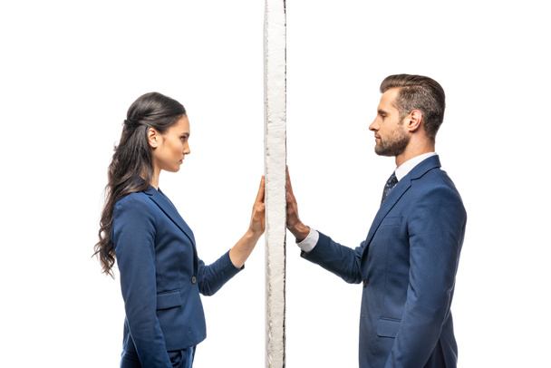 hombre de negocios y mujer de negocios en trajes separados por la pared aislada en blanco
 - Foto, imagen