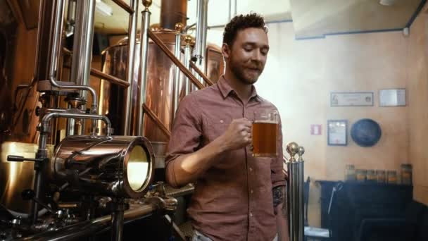 Férfi kóstoló friss sört egy sörgyár - Felvétel, videó