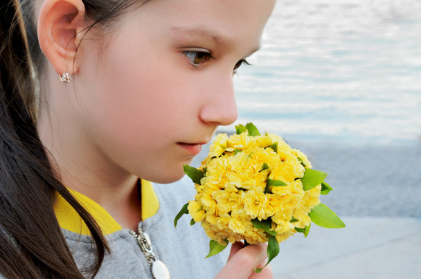 dívka s kyticí žlutých - Fotografie, Obrázek