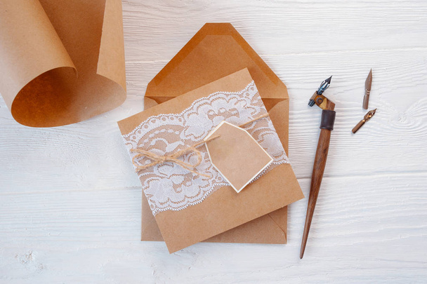 Mockup vakantie brief blanco papier en een envelop met pen op houten tafel, met ruimte voor uw tekst, top uitzicht - Foto, afbeelding