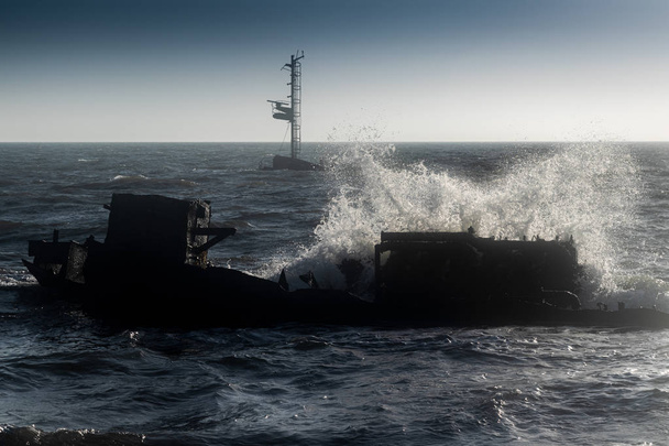 Schiff strandet in der Nähe der Küste von Schiffsfriedhöfen in Angola - Foto, Bild