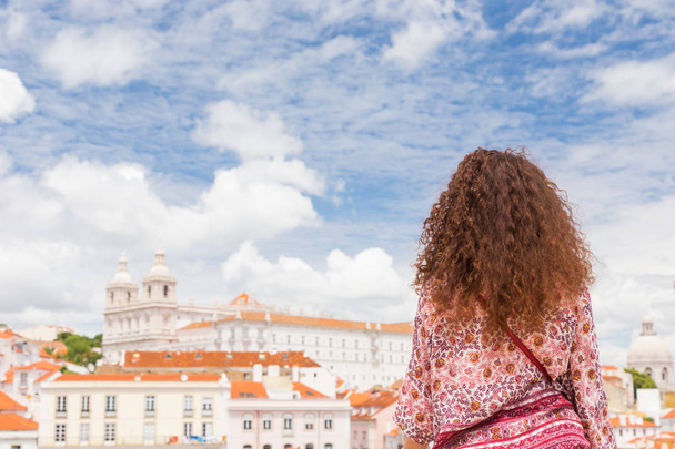 Jovem encaracolado a admirar a vista de um miradouro em Lisboa P
 - Foto, Imagem