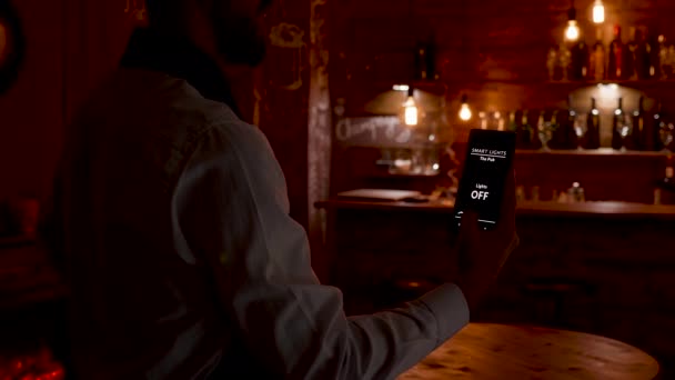 Cameriere che usa la voce per attivare le luci del ristorante in cui lavora
 - Filmati, video