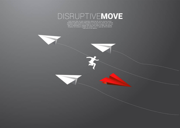 silueta de hombre de negocios saltar de avión de papel de origami blanco a rojo para cambiar de dirección. Concepto de negocio de cambiar la dirección del negocio.Misión de visión de la empresa
. - Vector, imagen