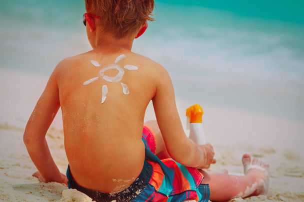 plajda güneş kremi ile güneş koruma- çocuk - Fotoğraf, Görsel