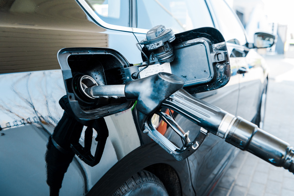 селективний фокус чорної сучасної автомобільної дозаправки бензином на АЗС
  - Фото, зображення
