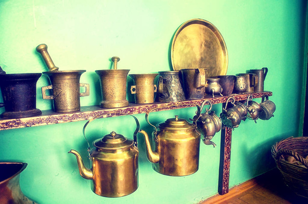 національна традиція чаювання. випий. антикваріат. чайник. мідний розчин. старі стародавні страви
 - Фото, зображення