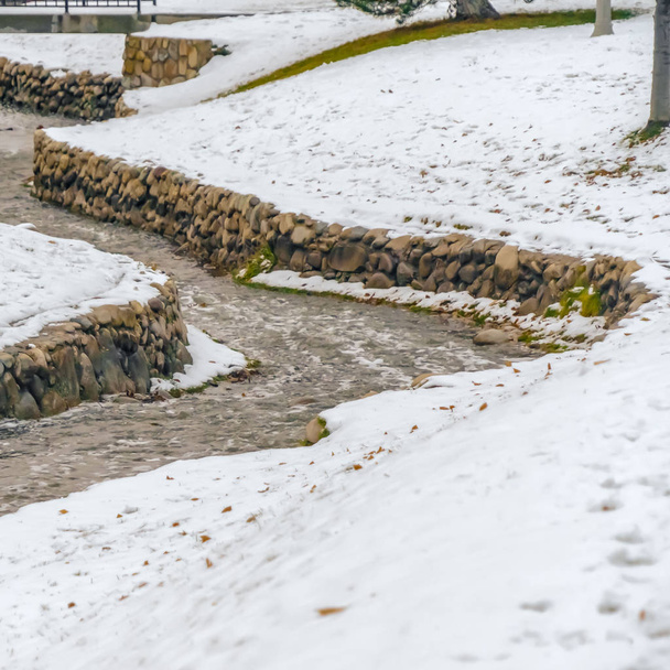 Plaza de piedra bordeada arroyo en un parque en Salt Lake City visto en un día de invierno helada
 - Foto, Imagen