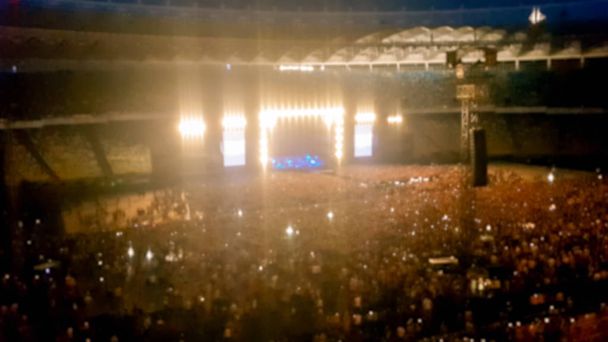 abstraktes unscharfes Foto einer großen Menschenmenge auf dem Rockkonzert im Stadion in der Nacht. perfekte Kulisse für Party, Disco oder Musikfestival - Foto, Bild