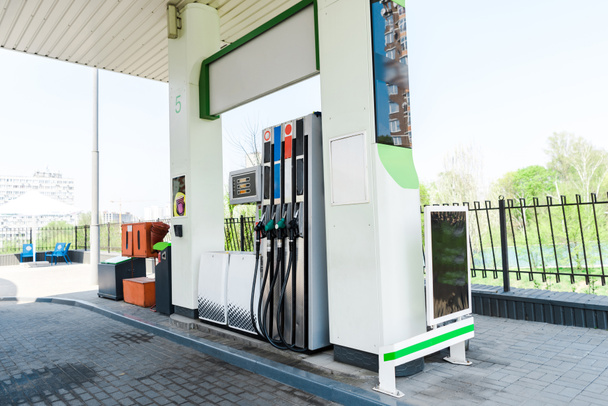 Benzinpumpen an modernen Tankstellen  - Foto, Bild