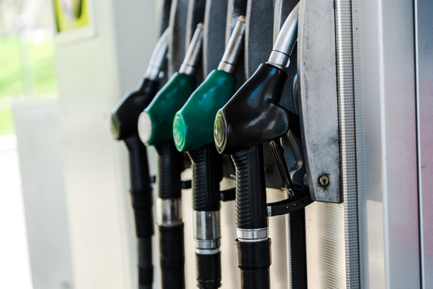 selektywny nacisk na zielone i czarne pompy paliwowe na stacji benzynowej  - Zdjęcie, obraz