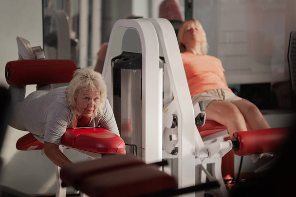 Две женщины среднего возраста, работающие в спортзале
 - Фото, изображение