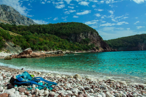 Ідеальне місце для підводного плавання в Чорногорії на скелястому пляжі на Середземному морі - Фото, зображення