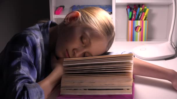 Kind schläft, müde Augen Mädchenporträt studieren, lesen, Kind Lernbibliothek - Filmmaterial, Video