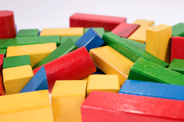 Hromada mnoha barevných dřevěných kamenů. Hračky pro děti - Fotografie, Obrázek