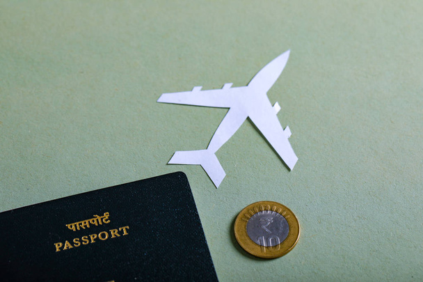 concetto di viaggio, passaporto indiano con aereo di carta - Foto, immagini