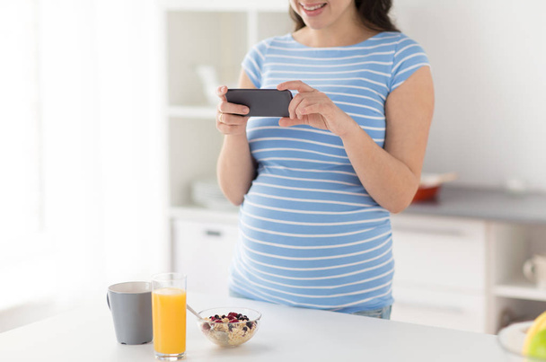 close up of pregnant woman using smartphone - Foto, Imagen