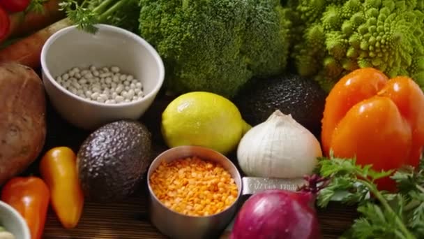 Auswahl an frischem Gemüse auf hölzernem Hintergrund - Filmmaterial, Video