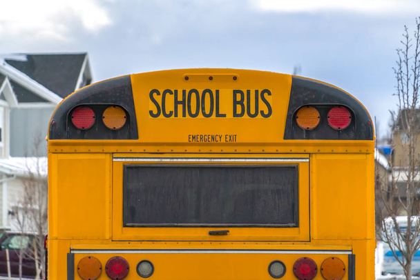 Primer plano de la parte trasera de un autobús escolar con una ventana y varias luces de señal
 - Foto, Imagen