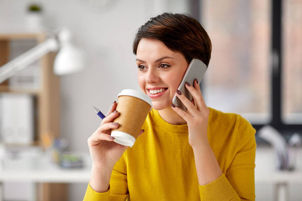 businesswoman calling on smartphone at office - Foto, Bild