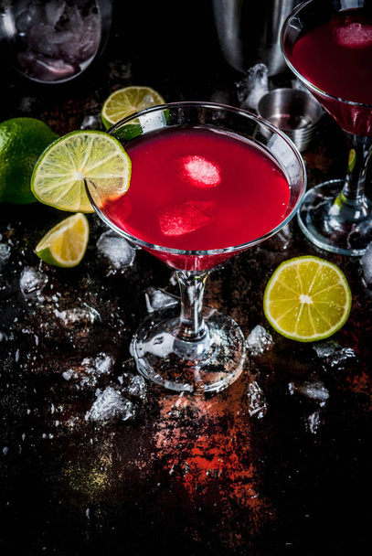 Red cosmopolitan cocktail with lime - Photo, Image