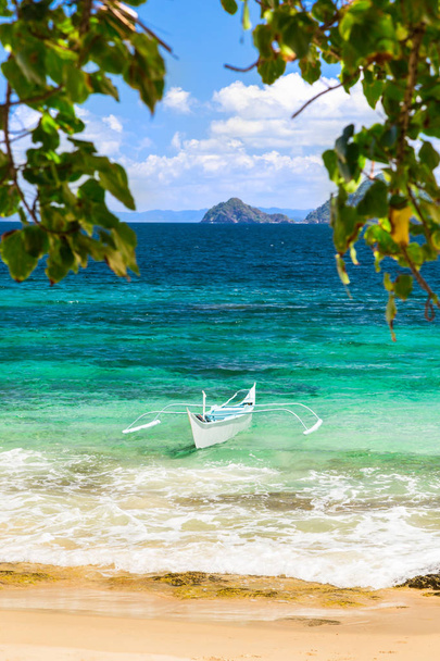 Banca Boat op een prachtig strand in Cagnipa Island, Filippijnen - Foto, afbeelding