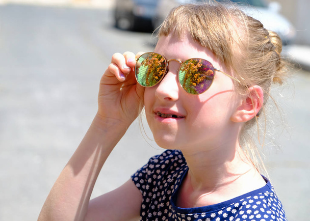Charming little girl with sunglasses  - Zdjęcie, obraz