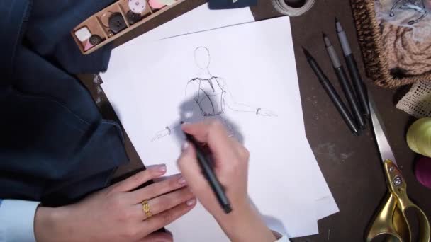 Skizze Kreation durch die Hände des Kleidungsdesigners - Filmmaterial, Video