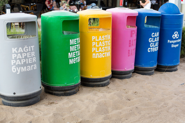 Poubelles colorées pour différents types d'ordures
 - Photo, image