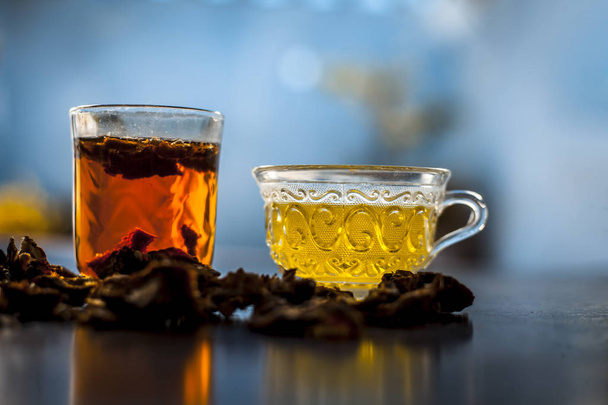 生の有機アマルタスまたは黄金のシャワーツリーフルーツは、ガラスカップに水と緑茶と一緒にガラスに抽出されたパルプと木製の表面に果たします。腸内のワームの治療に使用. - 写真・画像