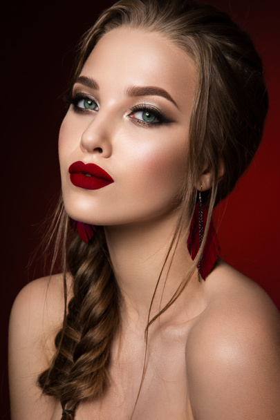 Make-up. Glamour portret van mooie vrouw model met verse make-up en romantisch kapsel. - Foto, afbeelding