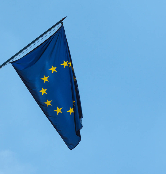 Flaga Unii Europejskiej (UE) nad niebieski niebo - Zdjęcie, obraz