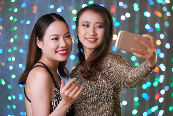 Belles jeunes femmes vietnamiennes prenant selfie à la fête
 - Photo, image