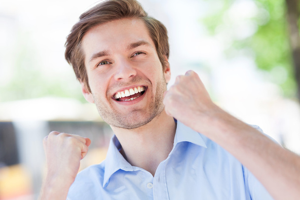 Счастливый человек с сжатыми кулаками
 - Фото, изображение