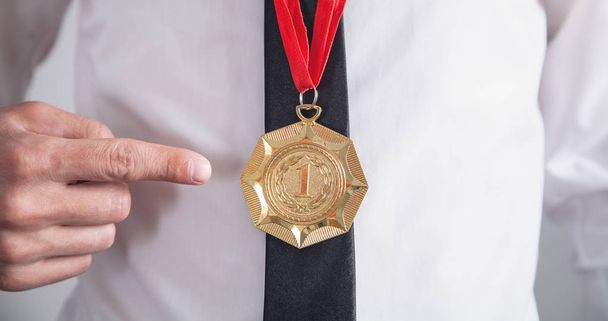 Επιχειρηματίας με χρυσό μετάλλιο. Μετάλλια για το νικητή - Φωτογραφία, εικόνα