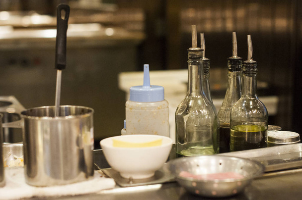Teppanyakin ruoanlaittovälineet ja ainesosat elävät mukavassa ravintolassa
 - Valokuva, kuva