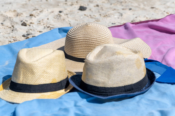 Cappelli di paglia sulla spiaggia. Vacanza, viaggio e relax concetto
 - Foto, immagini
