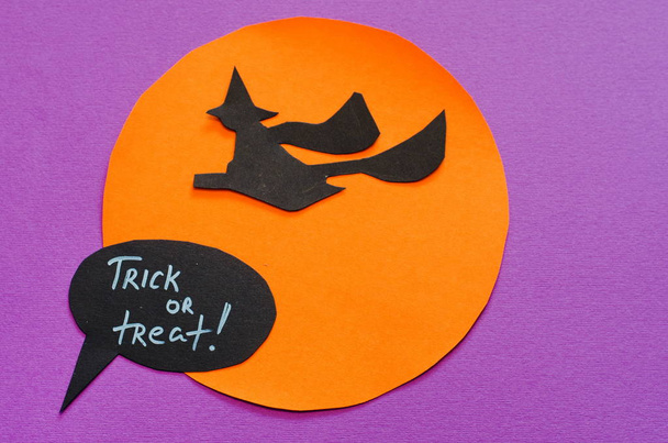 Halloween symbolen uitgesneden uit ambachtelijke papier, papier achtergrond en zwarte silhouetten, Trick or Treat - Foto, afbeelding
