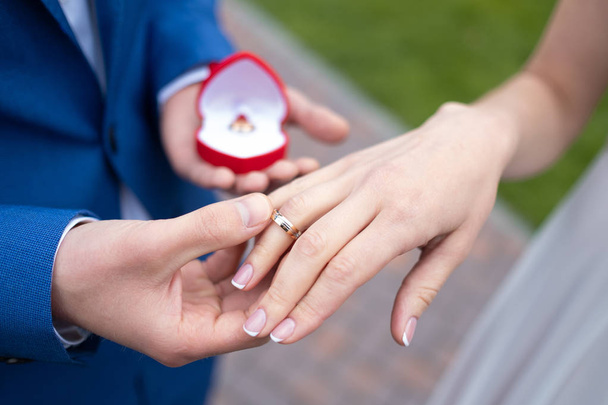 Hände von Braut und Bräutigam mit Ring, Trauung im Freien. - Foto, Bild