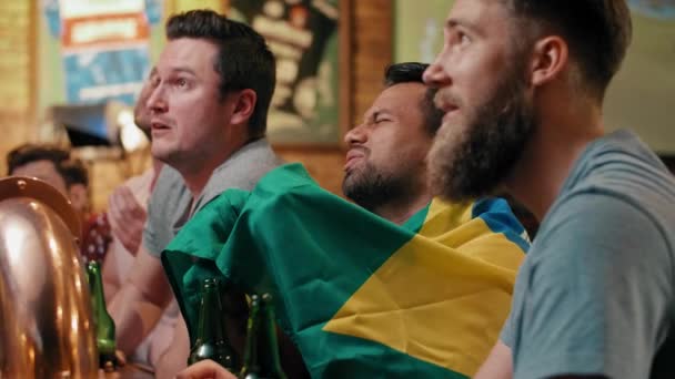 Trzy rozczarowani faceci oglądanie amerykańskiego futbolu konkurencji - Materiał filmowy, wideo