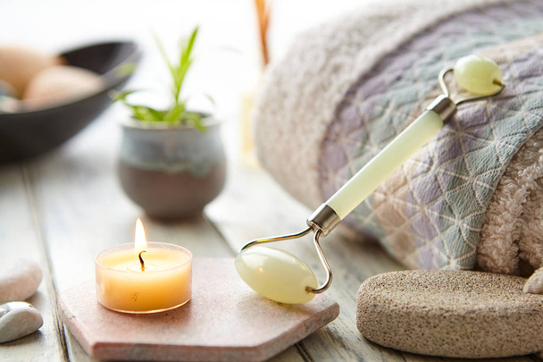 Facial Treatment Jade Stone Roller In Spa Setting - Foto, afbeelding