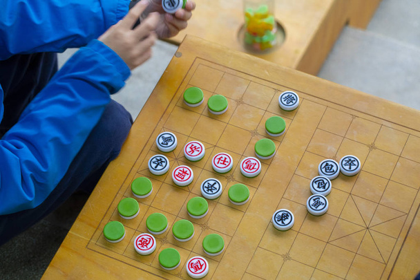 Το κοινοτικό κέντρο δραστηριοτήτων φιλοξενεί τον διαγωνισμό αναψυχής Limin και το σκάκι (λέξη σκάκι: βασιλιάς, κύριος, φάση, αυτοκίνητο, άλογο... Κινέζικο σκάκι) - Φωτογραφία, εικόνα