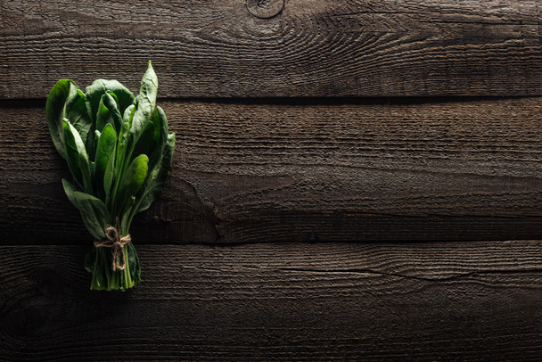 Ansicht von grünen Spinatblättern auf rustikalem Holztisch - Foto, Bild