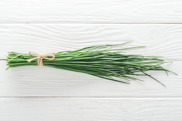 top view of fresh green onion on white wooden table - Zdjęcie, obraz