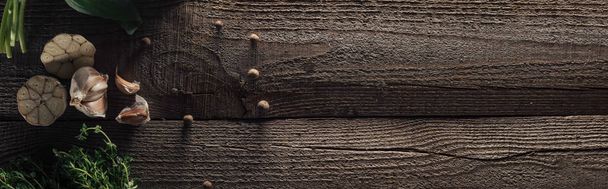 plano panorámico de dientes de ajo y pimienta negra sobre mesa rústica de madera
 - Foto, Imagen